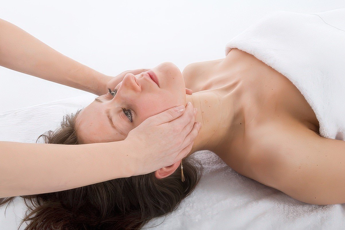 facial massage to the girl